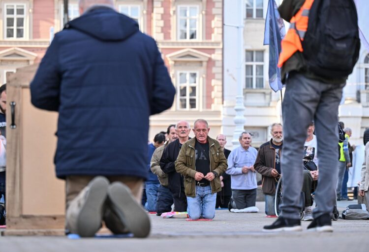 VIDEO Policija reagirala na molitvu u centru Zagreba: Prosvjednici legli, novi incident s Pernarom