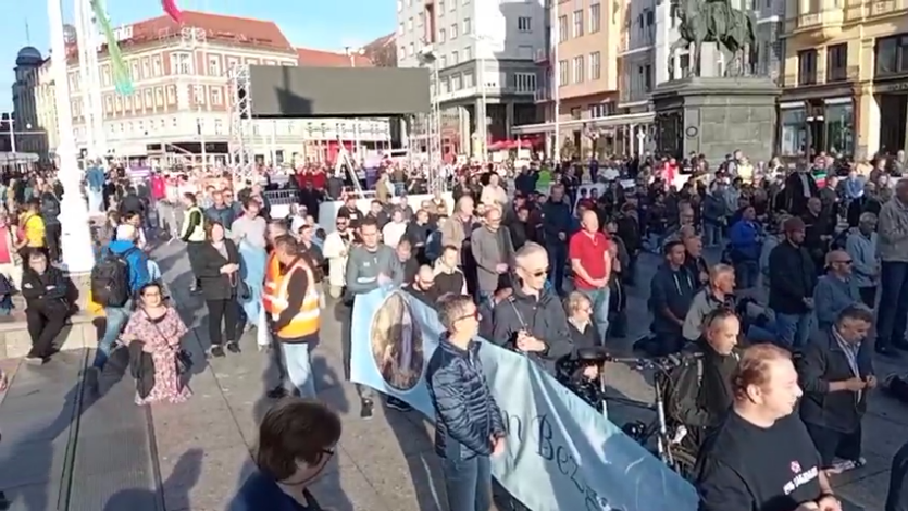 Molitelji na trgu, stigli i aktivisti