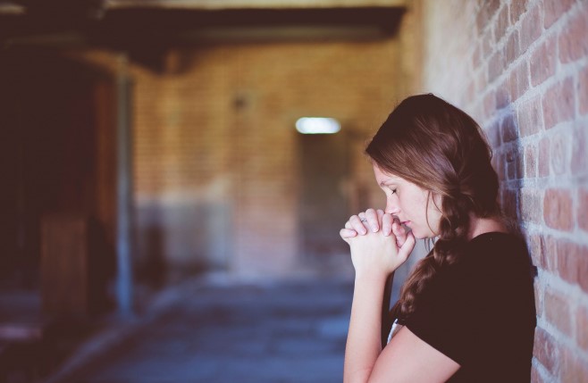 POSTOJI MOLITVA ZA SVE KOJI PREVIŠE VREMENA PROVODE ‘ONLINE’! Donosimo Litaniju odjave: ‘Da moj život ne bude ispunjen samo na fotografijama’