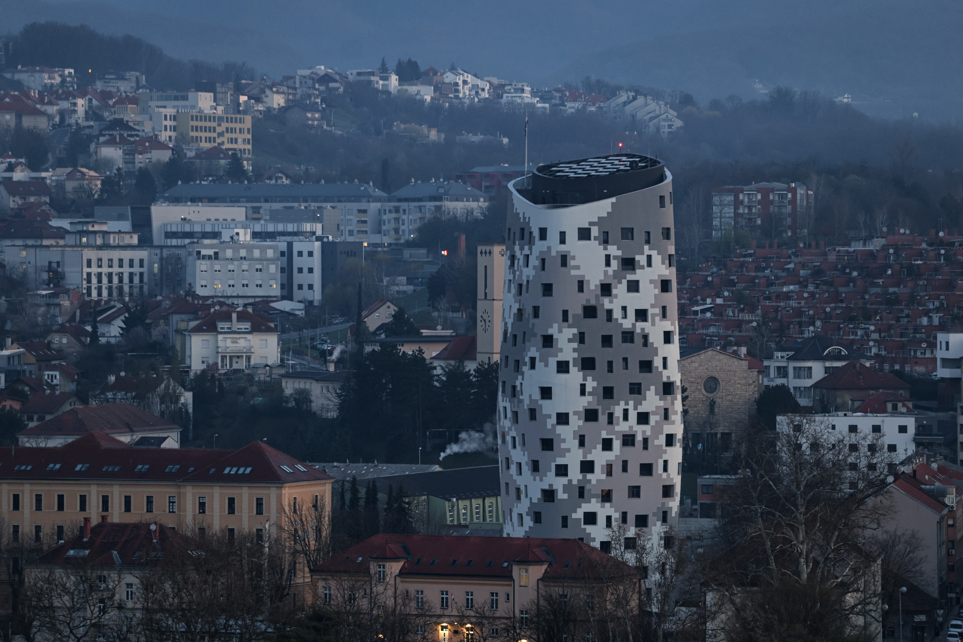 MORH tuži izvođače radova na vojnom neboderu na Črnomercu: U njemu boravi 39 vojnika i - Anušić