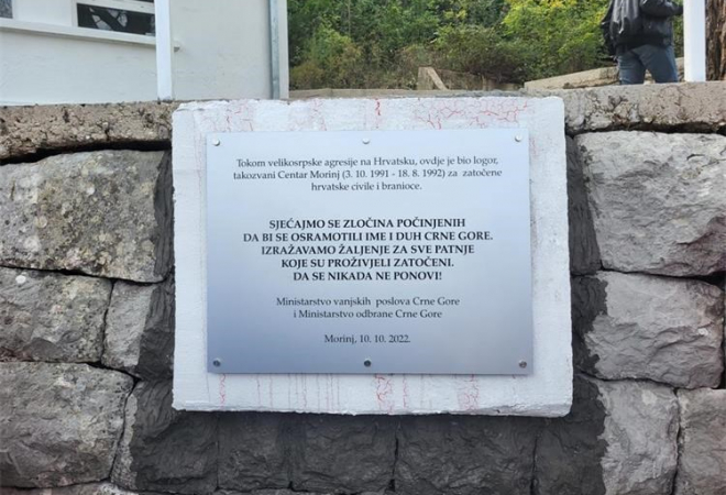 CRNOGORSKI VOJNICI DRŽE STRAŽU KOD OBJEKTA ZLOGLASNOG LOGORA! Spriječili su komunalne inspektore Općine Kotor u namjeri uklanjanja spomen-ploče u Morinju