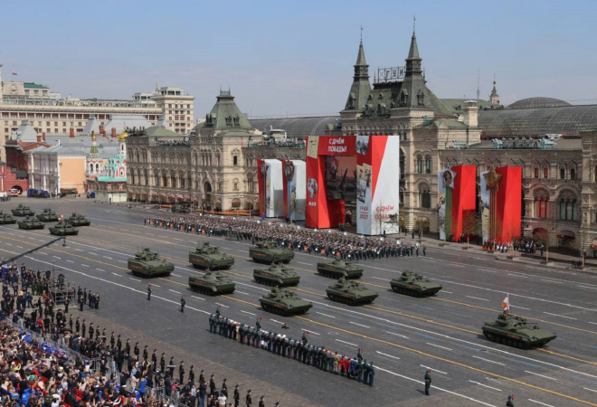 PARADA KIČA U MOSKVI: U pozadini krvavog bojnog polja, slavi se Dan pobjede nad nacizmom. Očekuj se Putinov govor