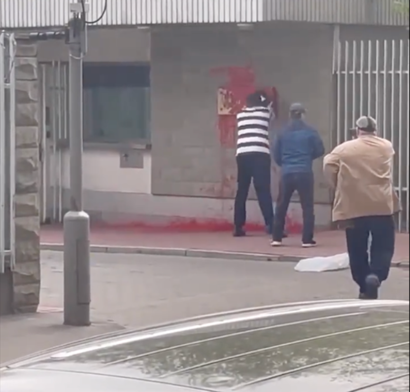VIDEO Incident u Moskvi: Poljsko veleposlanstvo poprskano crvenom bojom