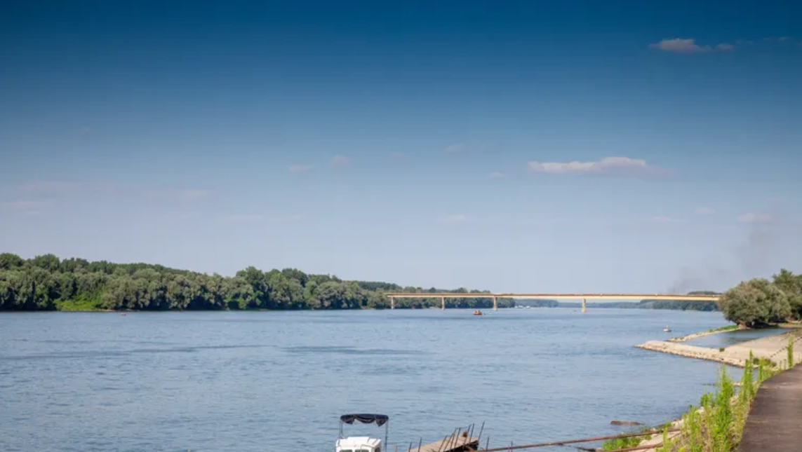 Teretni brod udario u most kod Iloka: Zatvoren granični prijelaz, policija izdala upozorenje
