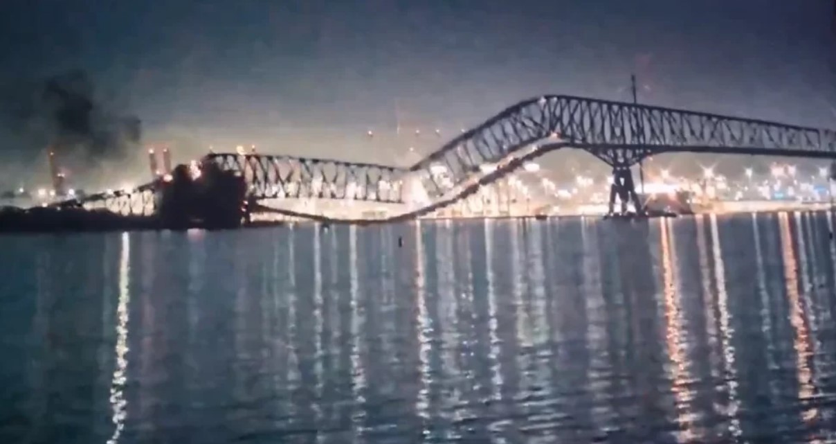 Most se srušio kao kula od karata nakon što se brod zabio u njega: Pogledajte nestvarne prizore