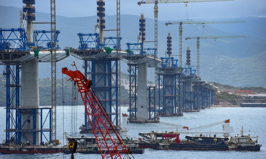 Postavljeno više od polovice Pelješkog mosta, do rujna će biti gotova čitava rasponska konstrukcija: Pogledajte stanje na gradilištu