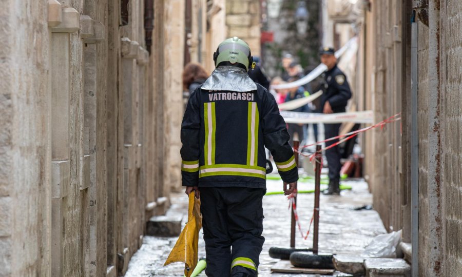 TRAGEDIJA U HERCEGOVINI  Tijekom polnoćke nedaleko mostarske katedrale dvije žene smrtno stradale u požaru