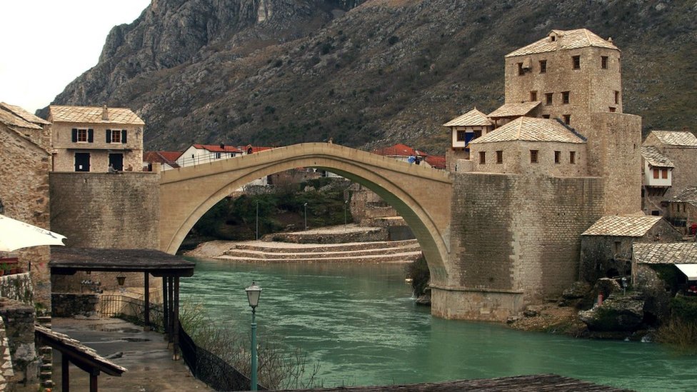 Drama u Mostaru: Pobjegao sa suda i skočio u Neretvu, jedan policajac teže ozlijeđen u potjeri