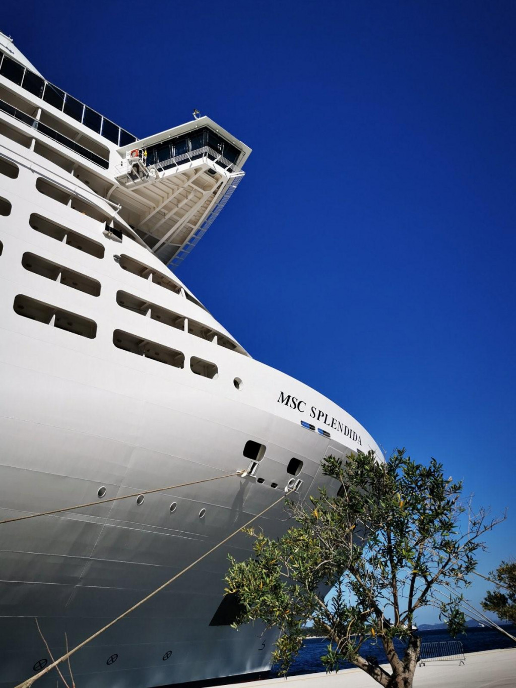 U splitsku luku uplovio najveći kruzer do sada, pogledajte luksuznu grdosiju dugu 333 metra i doznajte što će raditi njegovi putnici