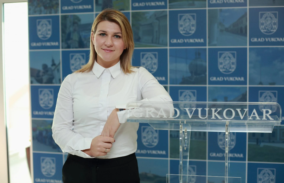 IVANA MUJKIĆ (DP): “VUKOVAR NIJE ZASLUŽIO DA MU TEMELJEM LAŽNIH PODATAKA NAMEĆU ĆIRILICU”