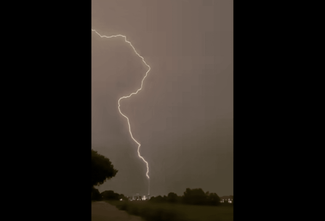 Žestoko nevrijeme poharalo Hrvatsku: Munja udarila na vrlo opasno mjesto u Zagrebu