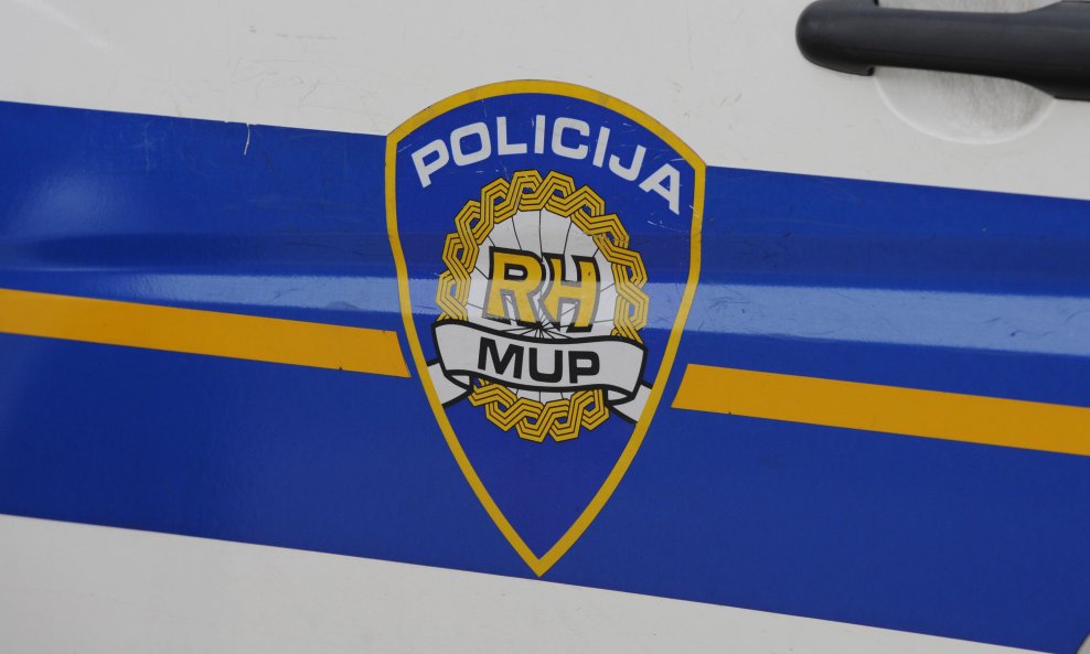 33-godišnjak autom krenuo na policijskog službenika, policija pucala u gume