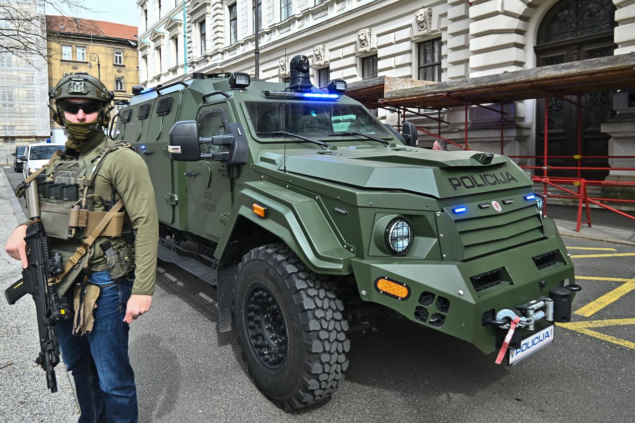 Devet tona teške zvijeri: Hrvatski oklopnjaci za krizne situacije prvi su primjerci u Europu, a imaju i posebna imena