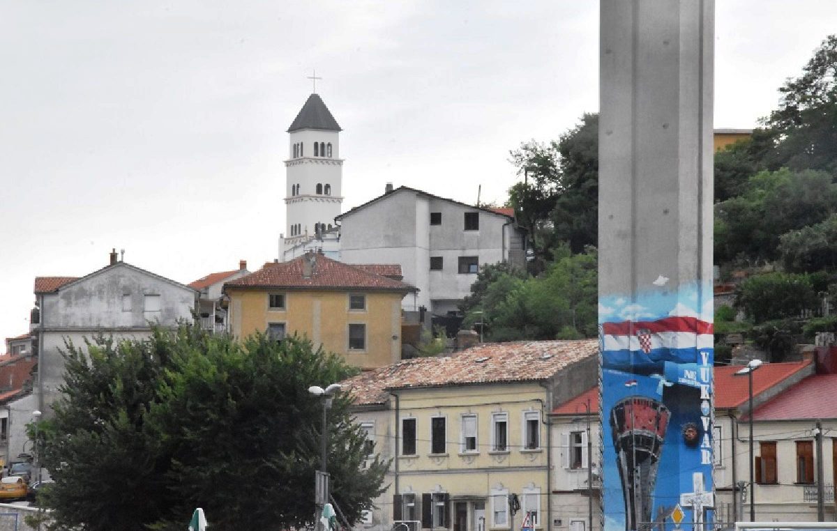 Mural posvećen Vukovaru u Crikvenici išaran sa četiri ćirilična slova „S“