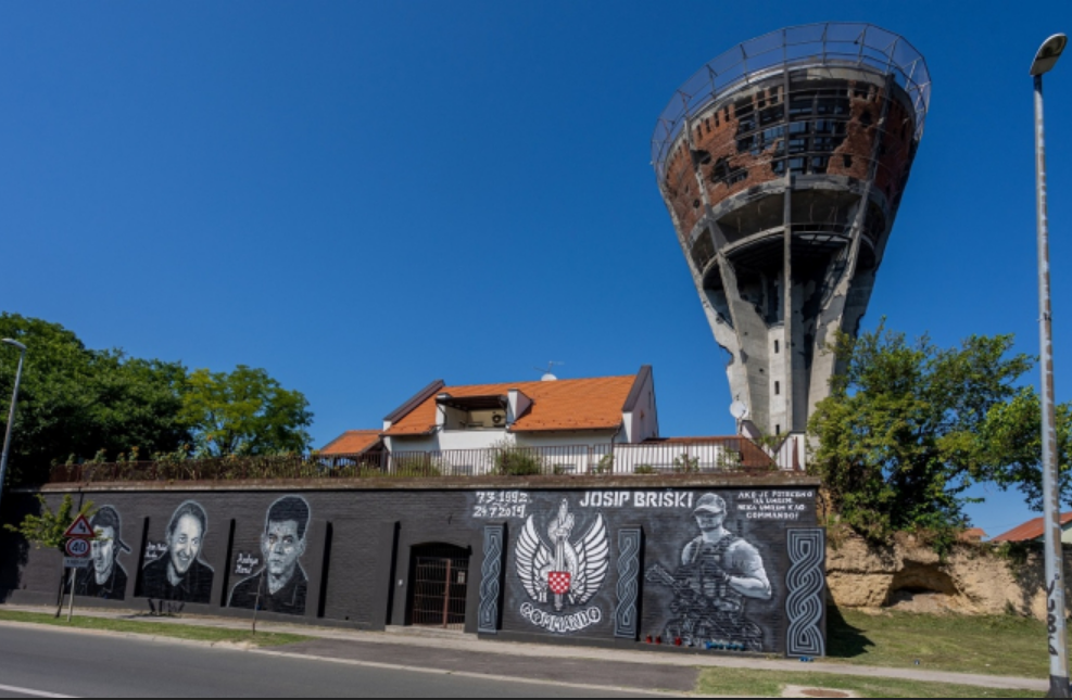 (FOTO) U VUKOVARU OSVANULI HEROJI DOMOVINSKOG RATA: Kraj Vodotornja naslikana lica koja su zadužila Hrvatsku, poruka tjera suze na oči