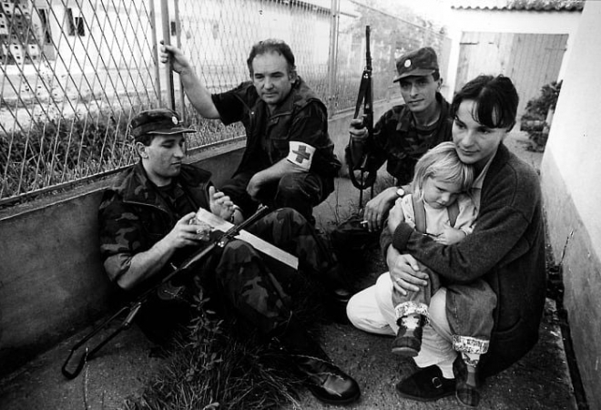 MAJKA NADA I MALENA TEA U BIJEGU OD METAKA: Evo što skriva fotografija španjolskog ratnog reportera