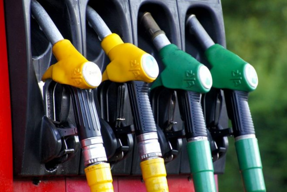 VOZAČI SE HVATAJU ZA GLAVU: Usprkos Vladinoj uredbi, od ponoći poskupile neke vrste goriva