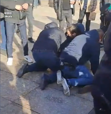Napetost nakon molitvenog skupa na Jelačićevu trgu eskalirala u naguravanje i tučnjavu: Policija reagirala, više prosvjednika odvedeno