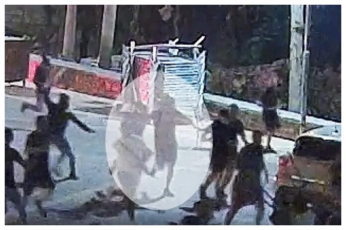 Nova snimka sukoba na navijačkim neredima u Ateni otkriva kobni ishod za 29-godišnjeg navijača AEK-a