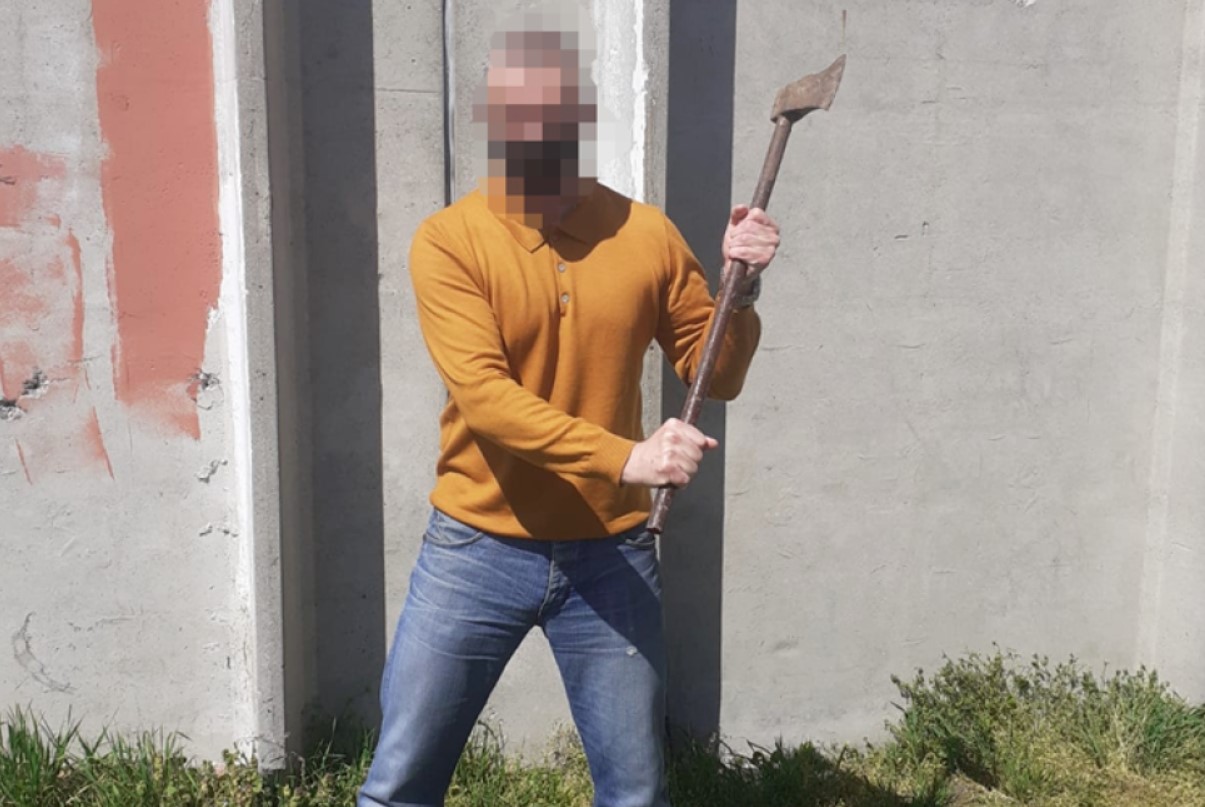 Sjekirom napao policajce u Iloku, jednog je gađao u glavu!