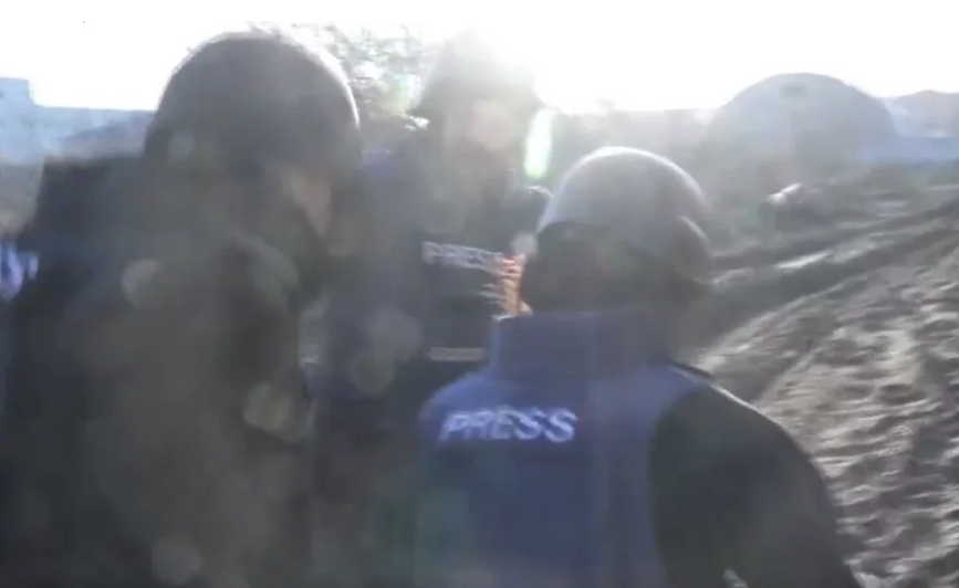 UZNEMIRUJUĆI PRIZORI Britanski novinar pogođen kod Kijeva, snimatelj trčao pod kišom metaka