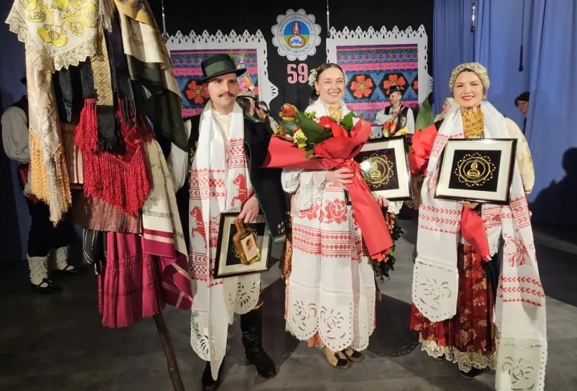 Momci, djevojke i snaše predstavili narodno ruho predaka, živu i ponosnu sliku Slavonije