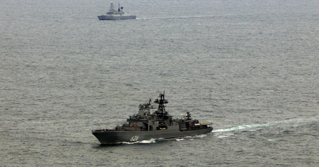 NATO-ov razarač presreo ruski ratni brod u europskim vodama: ‘Ovo je povijesna operacija!‘
