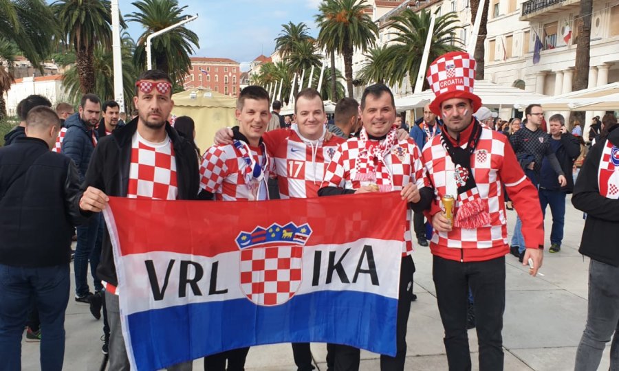 Fantastična atmosfera uoči utakmice odluke: Navijači oduševljavaju, kiša ih ne brine, a od sinoć Splitom odzvanja: Mi Hrvati!