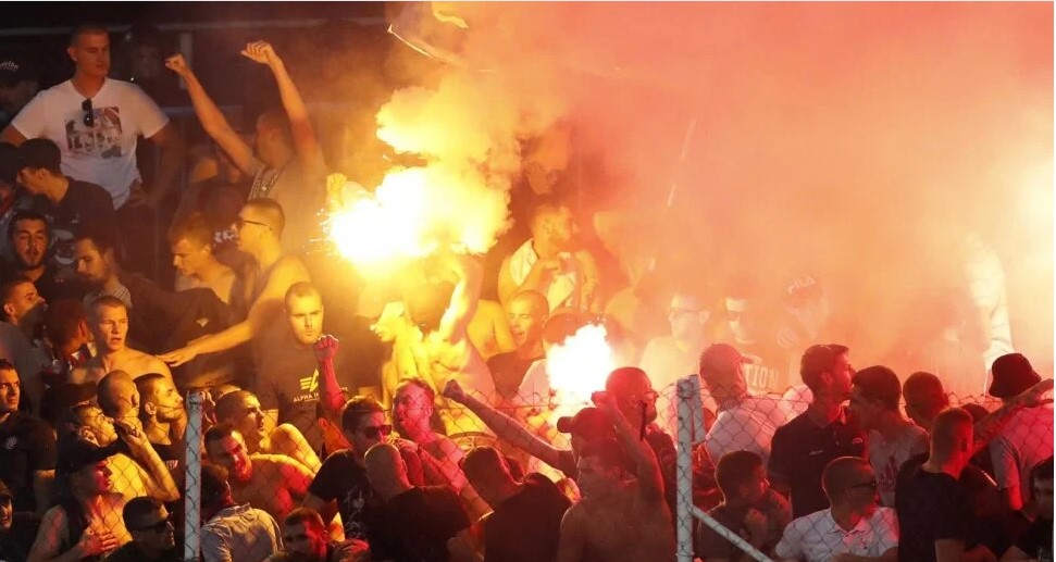 Sukob policije i Torcide u Kranjčevićevoj! Letjele su stolice, baklje, suzavac...