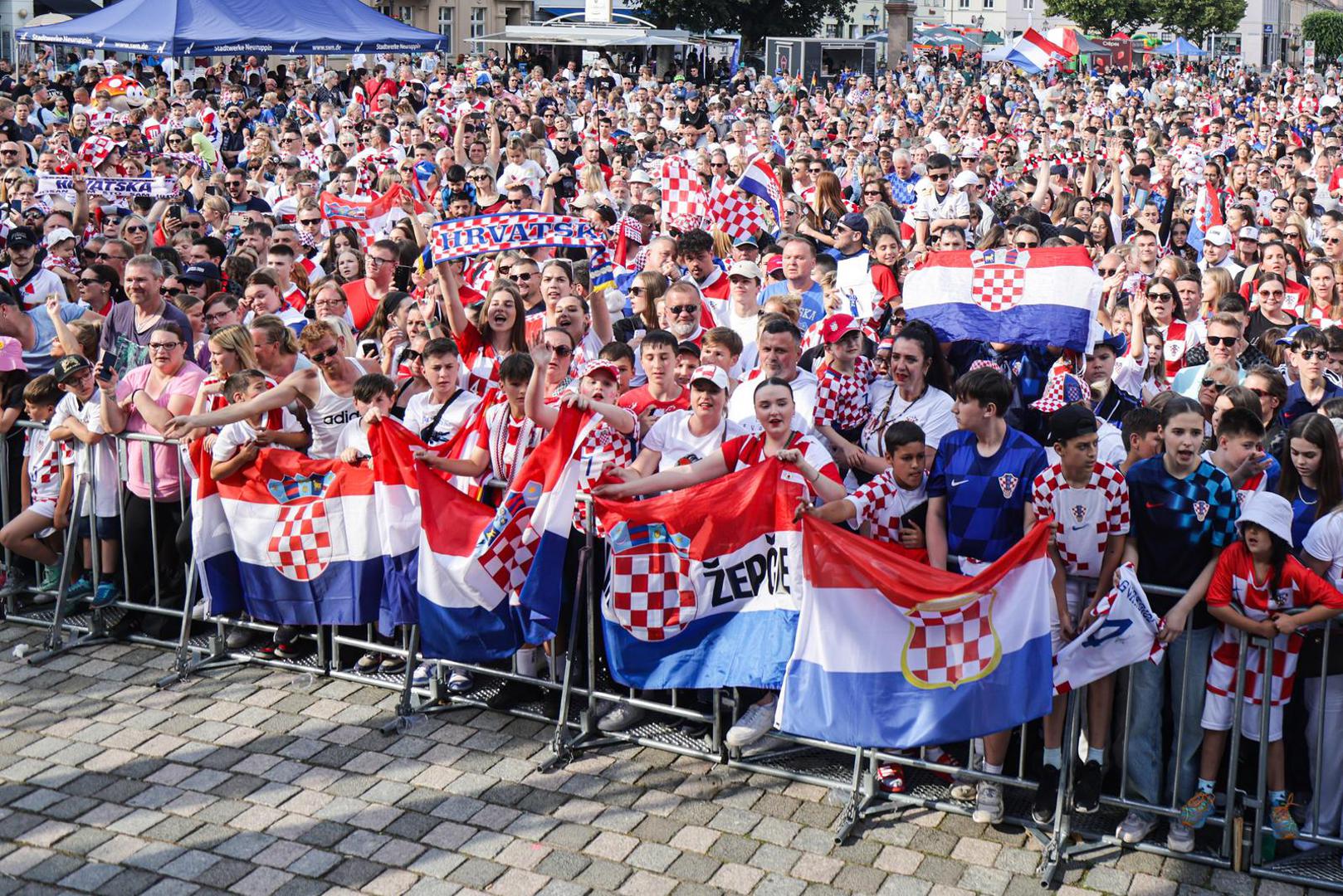 Hrvatska nogometna reprezentacija stigla u Njemačku. Tisuće navijača dočekalo "Vatrene"