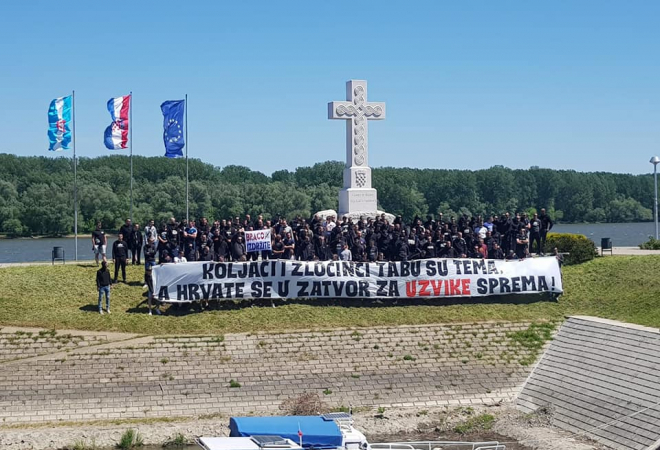 NAVIJAČI KOD VUKOVARSKOG KRIŽA Desetine mladića   razvile transparent podrške privedenima iz Borova