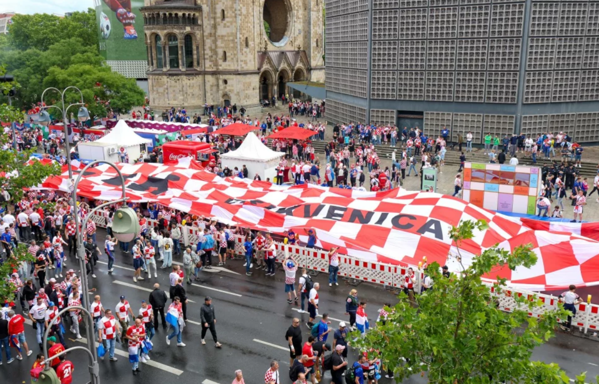 Najponosniji trenutak prije utakmice: Evo kako izgleda najveća zastava Hrvatske na ulicama Berlina (VIDEO)