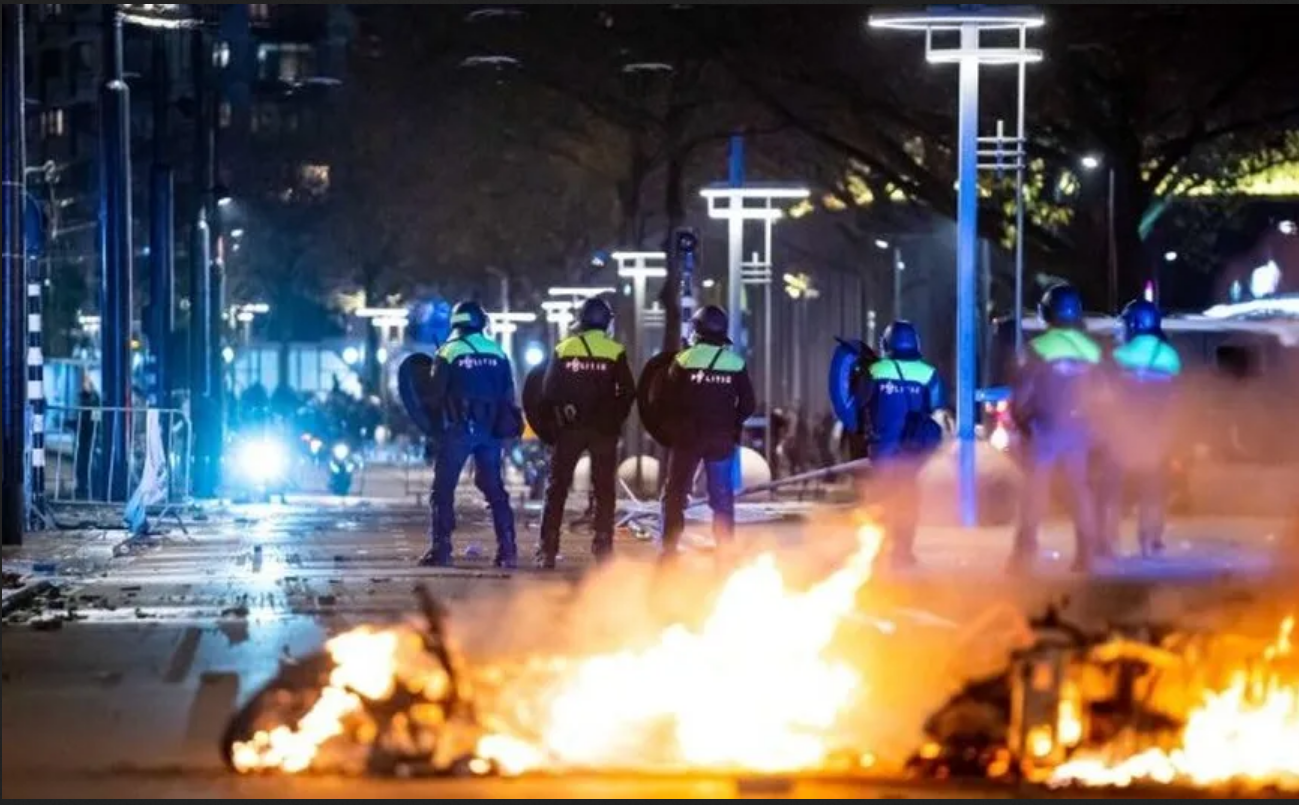 Novi neredi u Nizozemskoj: Policija brutalno pendrecima, vodenim topovima i psima na prosvjednike protiv lockdowna