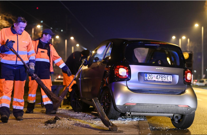 Vozač Smartom pokosio tramvajsku stanicu u centru grada!