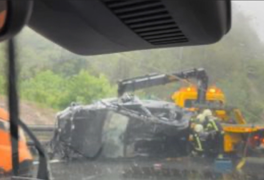 TEŠKA NESREĆA Kod Ravne Gore BMW završio na krovu, prolaznici izvlačili ljude