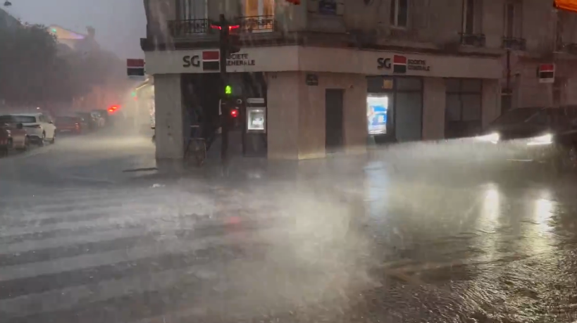 Olujno nevrijeme poharalo Francusku: Dvoje poginulih, Pariz pogođen poplavama i olujnim udarima