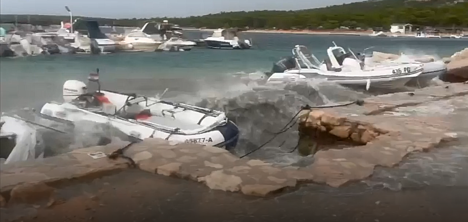 Olujni vjetar i more divljali na Pagu: Štete na brodicama kod kampa Šimuni