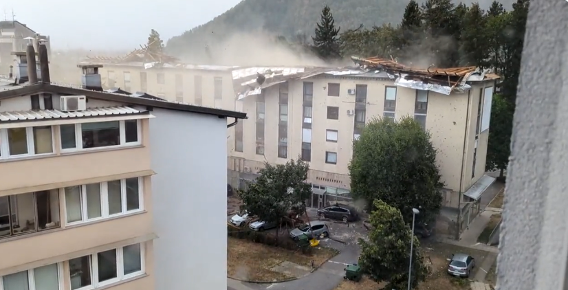 Video. Silovito nevrijeme stiglo i u Sloveniju, vjetar diže krovove i obara drveće. Ima ozlijeđenih