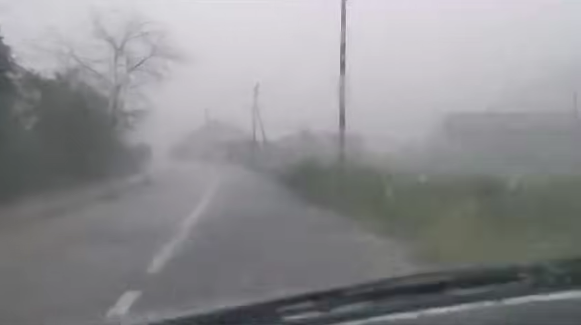 Olujno nevrijeme odnijelo jedan život: Osnovna škola u Zagrebu ostala bez limenog krova, a u Sisku se zbraja šteta