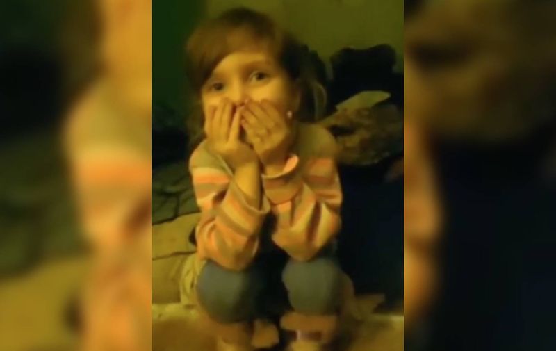 Širi se potresna snimka Alise, curice skrivene u mariupoljskoj čeličani. Pozdravlja baku i kaže da bi išla doma