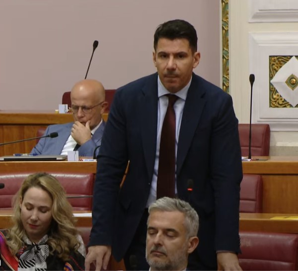 Umalo se potukli u Saboru, vrag je odnio šalu kad je Grmoja otišao do Đakića: ‘Samo nam još ovo dno fali’ (VIDEO)