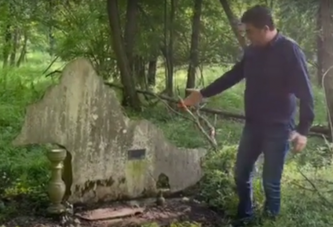 (VIDEO) U ŠUMI NALETIO NA SPOMENIK PANČEVAČKOM KOMANDANTU! Još mu netko donosi cvijeće: Poginuo u napadu na Borovo Naselje