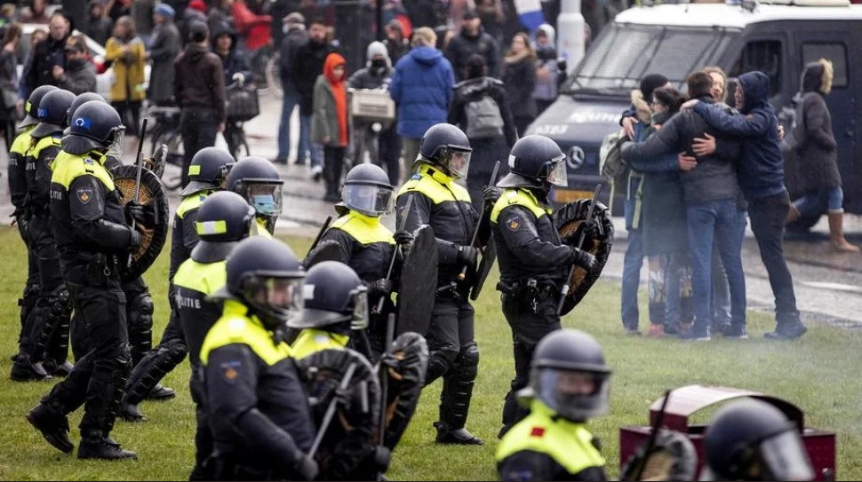 RASTJERALI IH VODENIM TOPOVIMA Na ulicama Amsterdama tisuće prosvjednika protiv karantene