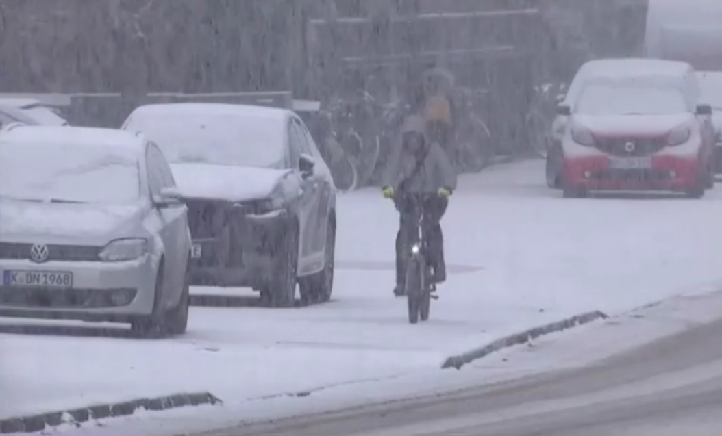 VIDEO Kaos u Njemačkoj zbog leda i snijega: Otkazani letovi, meteorolozi najavili još snijega