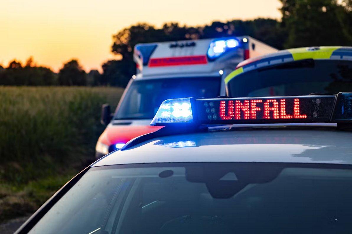Žena pregazila supruga dok su ga snimali kako izvodi opasnu radnju na haubi automobila