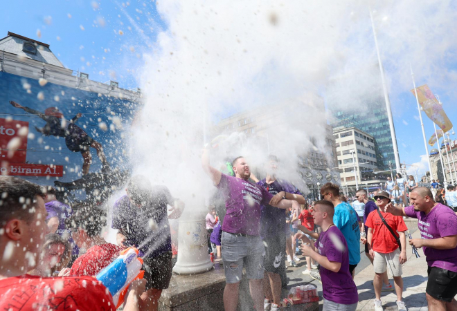 Pogledajte što rade maturanti: Pirotehnike posvuda, a u povorci prema Bundeku policija i hitna