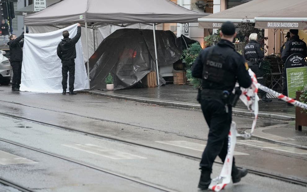 (VIDEO) ŠOKANTAN NAPAD NOŽEM NA POLICIJU! Imigrant klao ljude po Oslu, pogledajte kako je izgledao sukob s policijom!