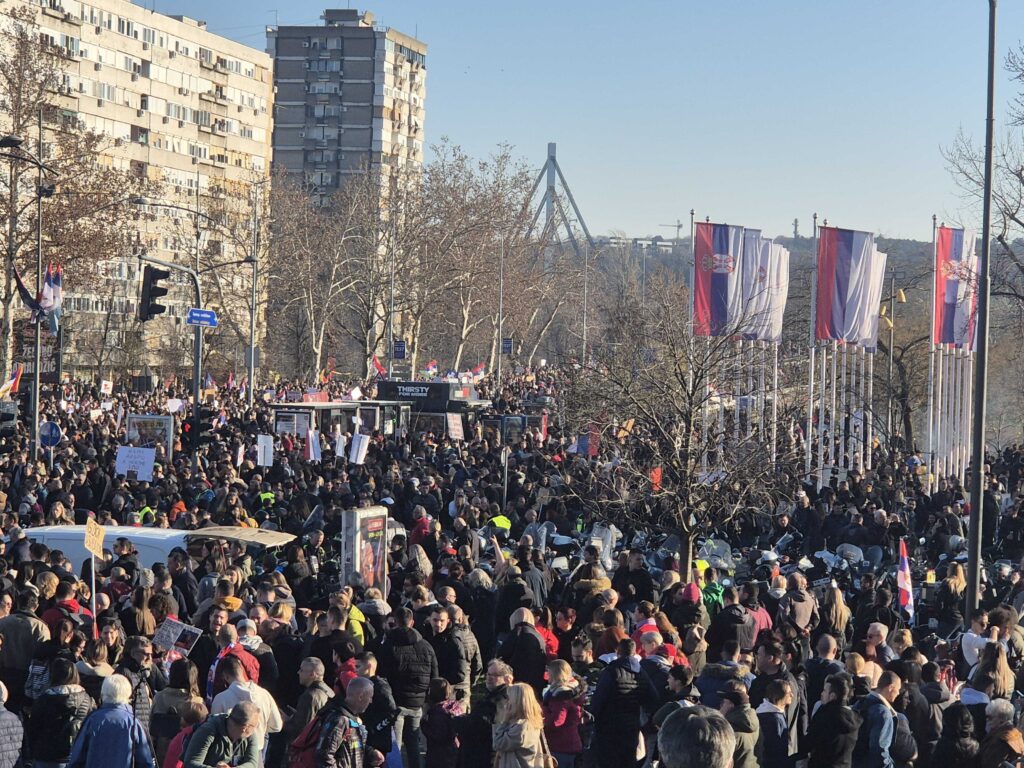 Blokirana sva tri mosta u Novom Sadu: Kolone studenata ne mogu im ni prići od gužve