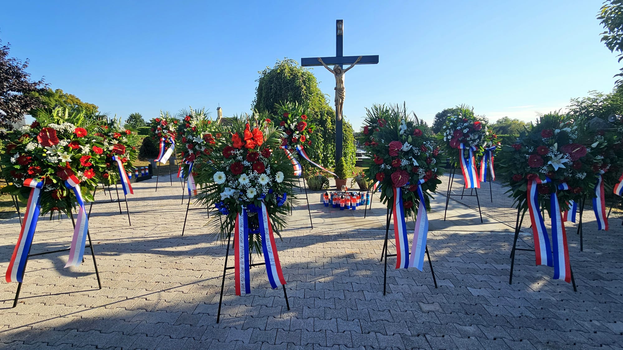 Polaganjem vijenaca kod Križa života i svetom misom započelo obilježavanje 34. obljetnice podravskih braniteljskih postrojbi i 30. obljetnica VRO Oluja
