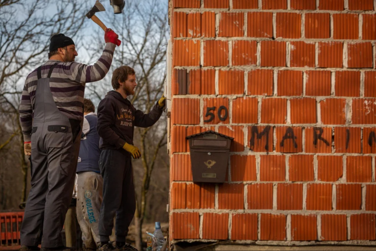 Upozoravalo se! Mrežama se širi HTV-ov prilog iz ‘98. o katastrofalnoj obnovi na Baniji: ‘Ne može se s pet vreća napraviti temelj za kuću‘